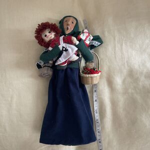 Byers Choice 1996 The Carolers Shopper Woman Raggedy Ann doll Gift cat basket